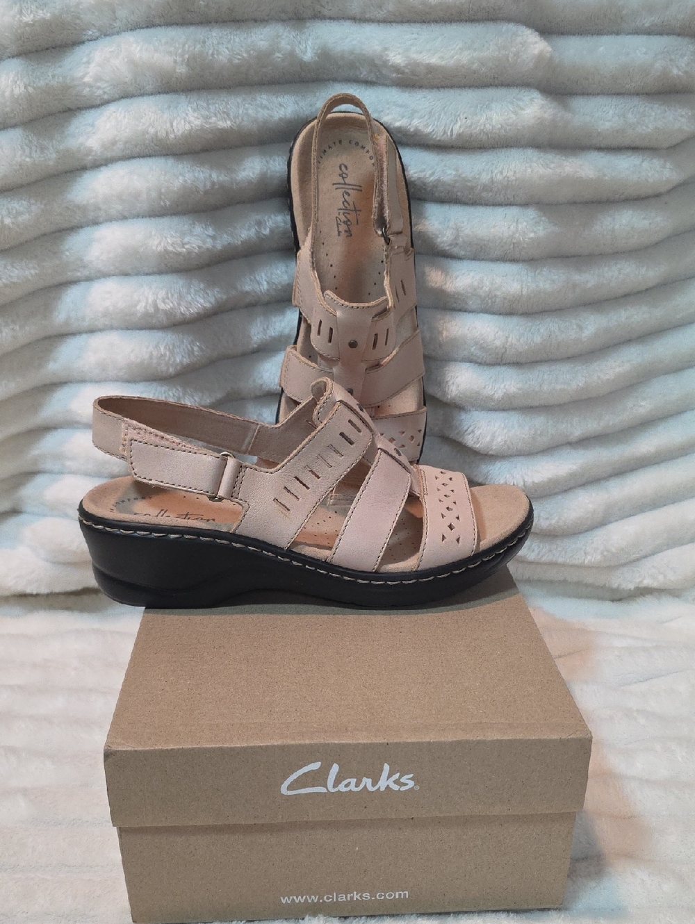 Clarks Women’s Leather Cut-out Sandals- Lexi Qwin Blush 6 1/2W